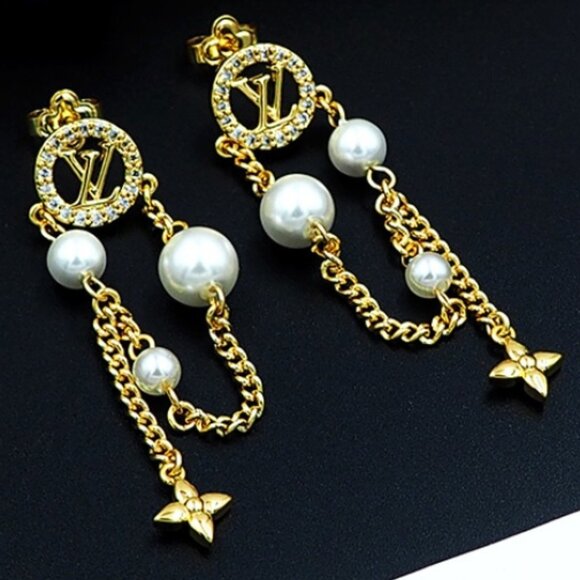 Louis Vuitton Chic Earrings - Picture 1 of 10